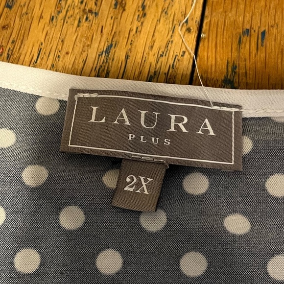 💙 LAURA PLUS – Navy Polka Dot V-Neck Top size 2X - Picture 2 of 8